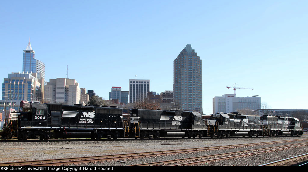 NS 3102, 700, 722, & 3094 wait to leave